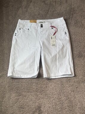 Sabrina Lauren Perfect Fit White Denim Shorts NWT  Stretch Casual Summer